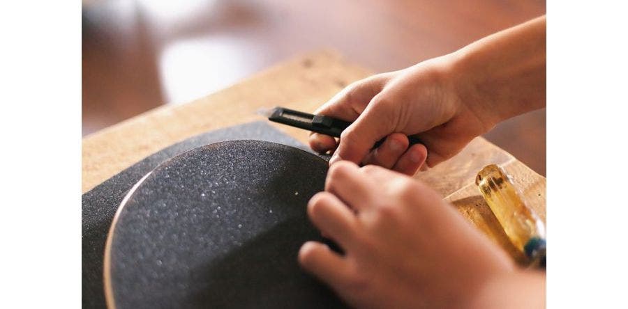 applying-skateboard-griptapes